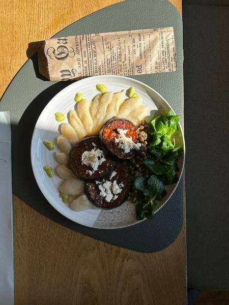 Vânătă Miso cu Linte Verde & Piure Gulie -Servită cu Dressing de Jalapeno & Feta Vegană Caramelizată